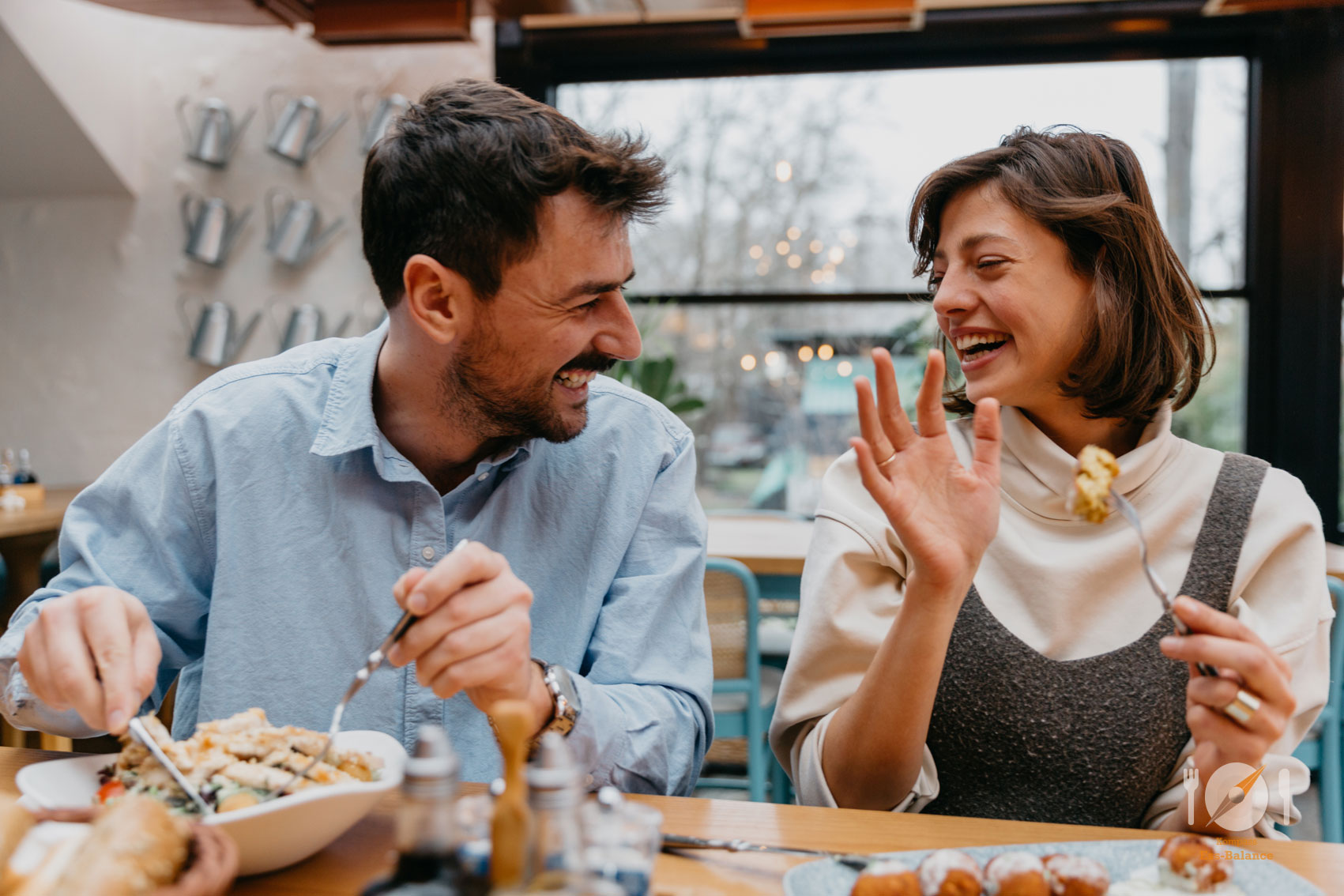 Ess-Balance, gemeinsames Essen macht Freude, auf dem Foto zu sehen ist ein sympathisches Pärchen, das mit Freude zusammen isst.