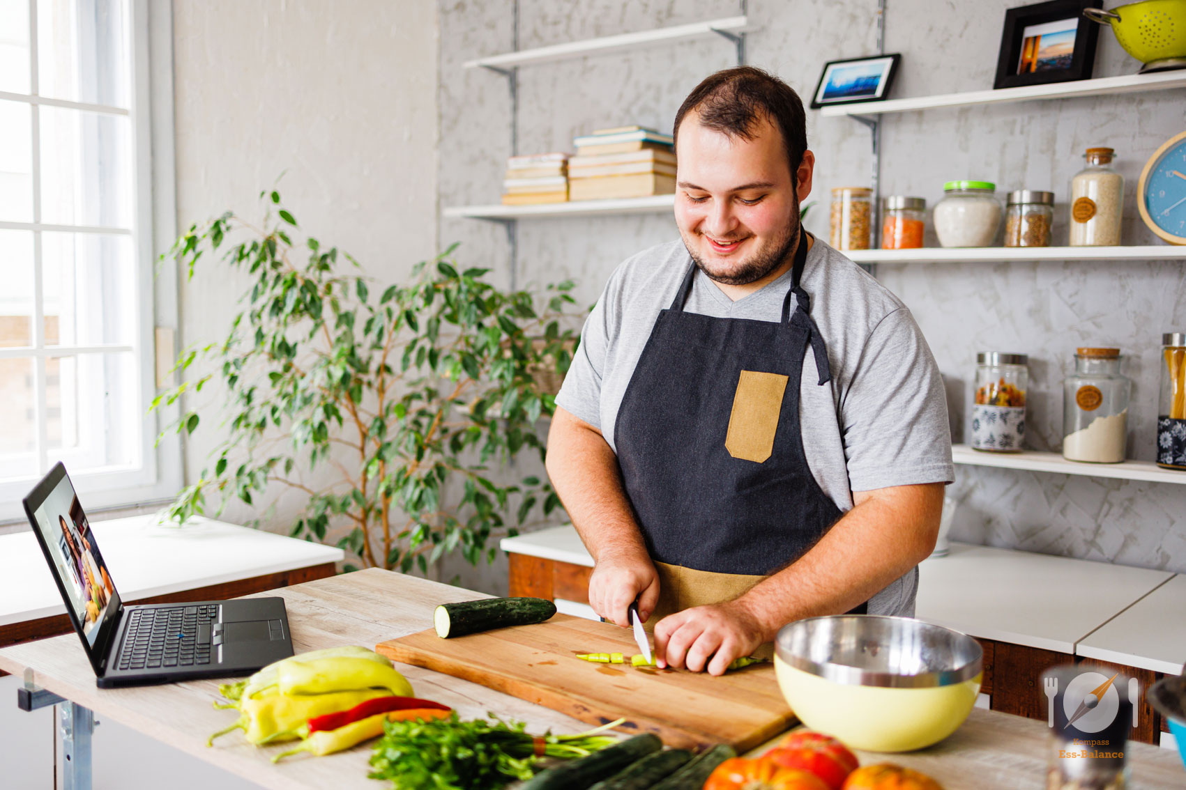 Ess-Balance: lächelnder sympathischer Mann beim Kochen