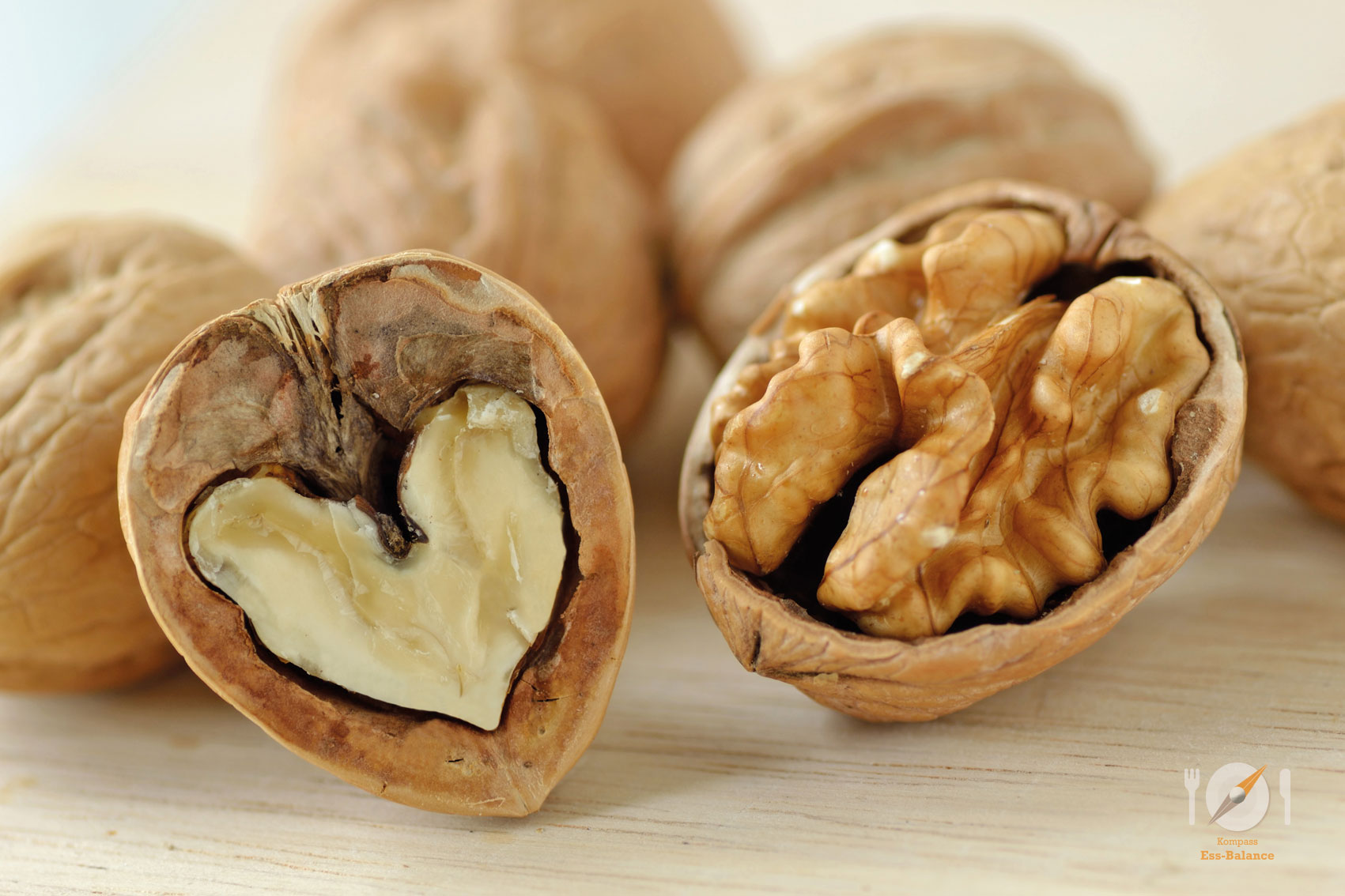 Impulsreihe / Seminare von Ess-Balance - auf dem Foto: Walnüsse, zwei Hälften, die nach vorne Einblick geben, die linke Nuss sieht innen wie ein Herz aus. Echtes Brain-Food, Ess-Balance
